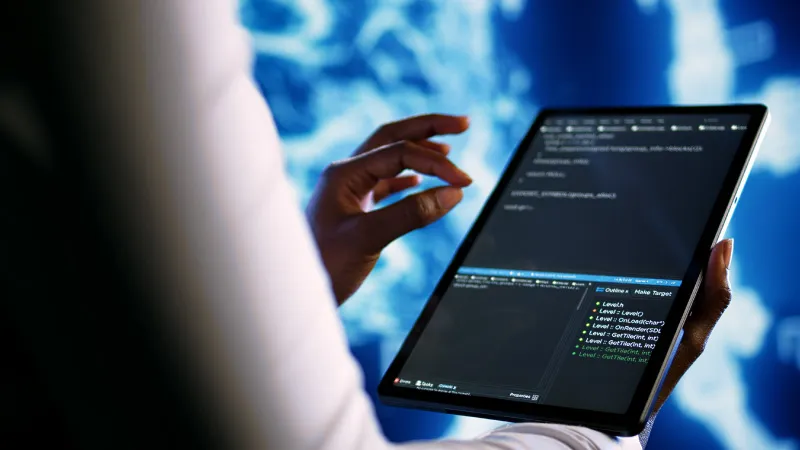 Calendario de vencimientos de licencias de software marcado sobre una mesa de trabajo
