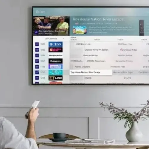 Asistente de inteligencia artificial respondiendo consultas en pantalla de una oficina
