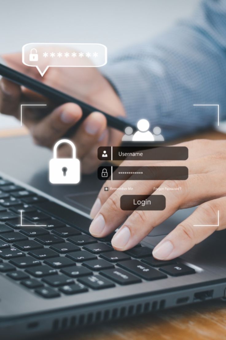 Empleado confirmando el acceso con un código de verificación en su teléfono junto a la computadora
