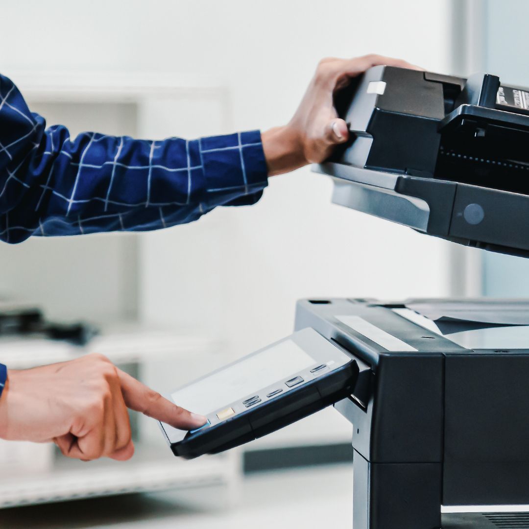 Escáner empresarial multifuncional digitalizando documentos en oficina moderna