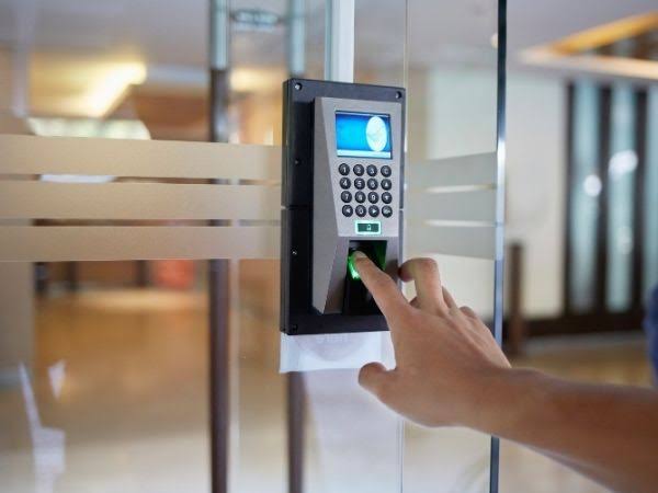 Control de acceso biométrico empresarial con lectores de huella y facial