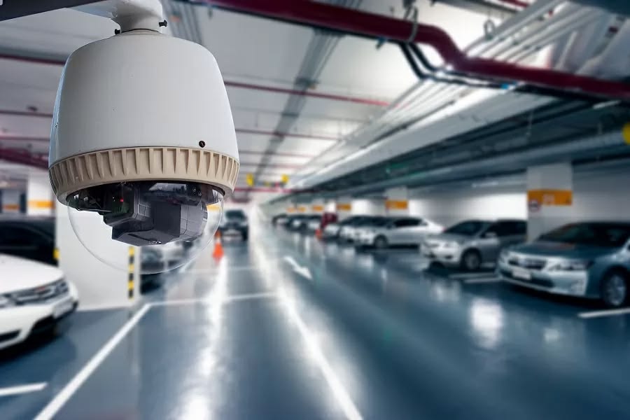 Cámara de videovigilancia con lector de placas instalada en la rampa de acceso de un estacionamiento